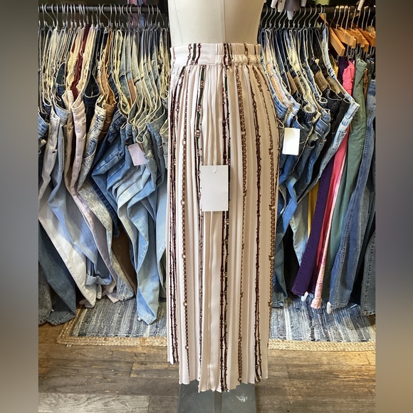 Evelyn Chain Print Pleated Midi Skirt - Picture 3 of 5